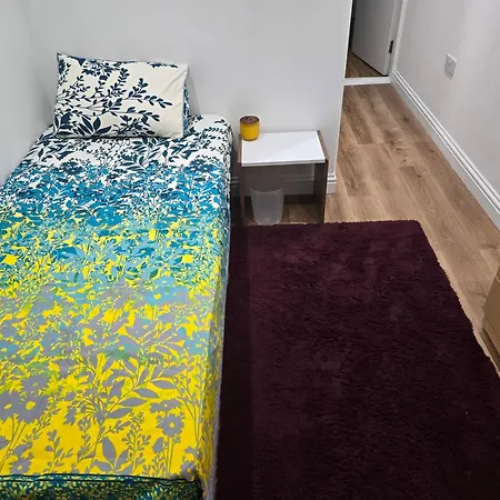 College Road Only For Females Guests Pls מידלסבורו